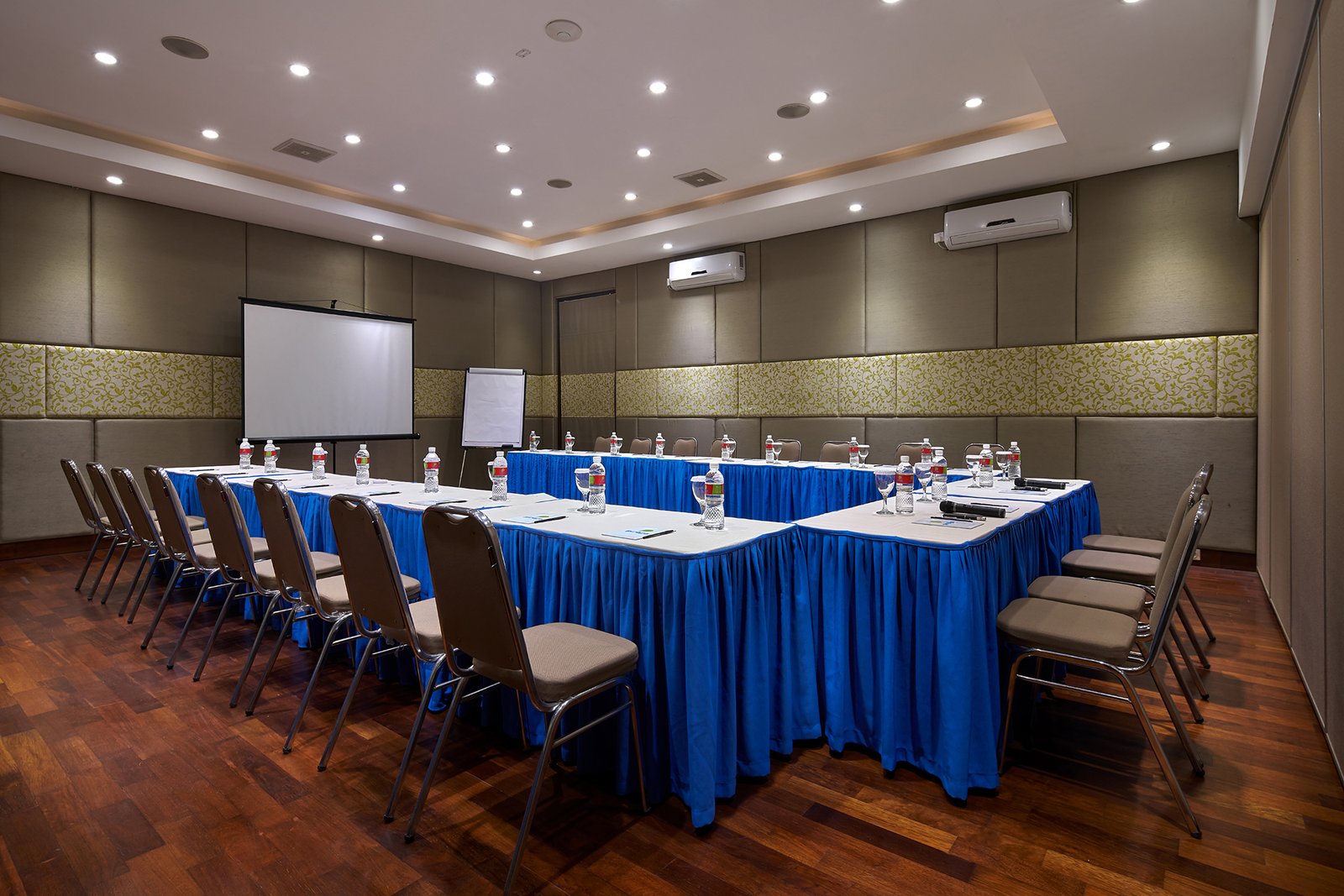 Presentation meeting setup with tables and projector screen