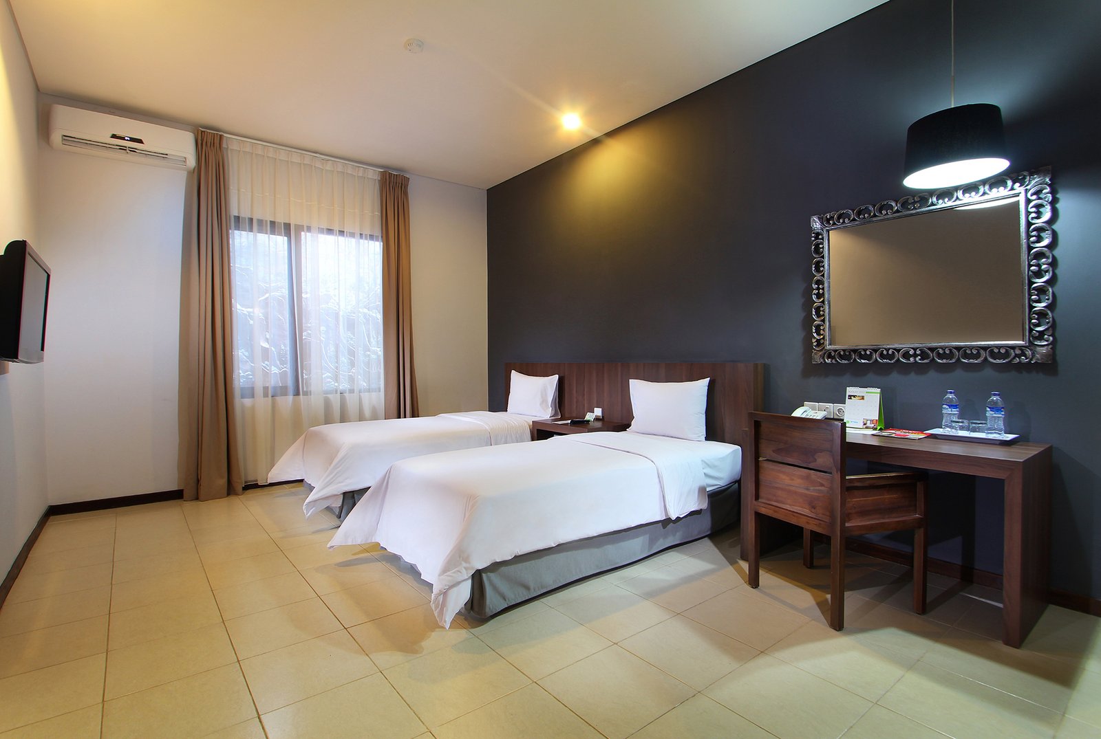 Dua tempat tidur single yang nyaman di kamar Deluxe Twin