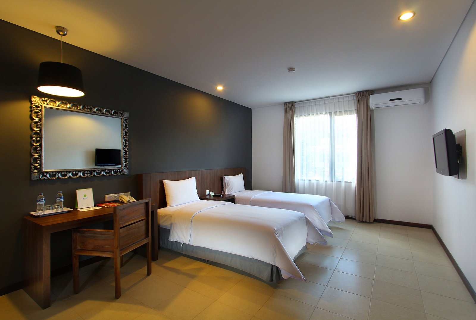 Ruang untuk bekerja dan bersantai di kamar Deluxe Twin