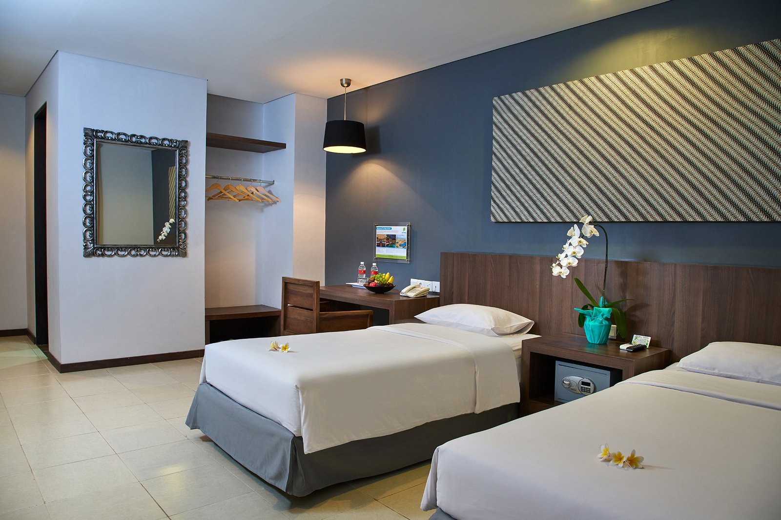 Detail kamar yang nyaman di kamar Deluxe Twin